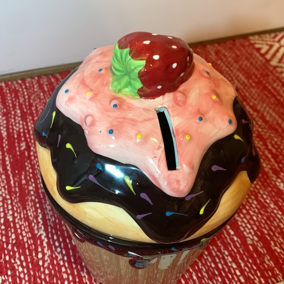 Giant ceramic cupcake piggy bank - Picture 7 of 7